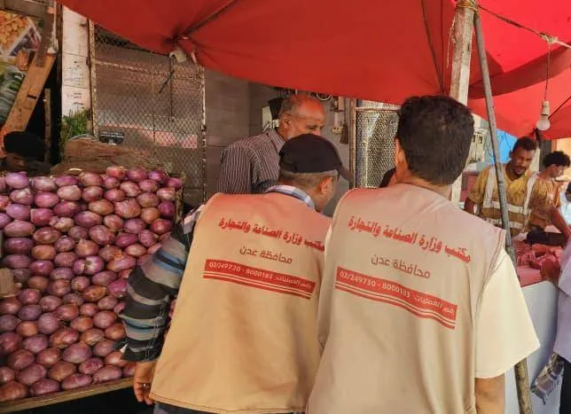 عدن تتصدر المخالفات التجارية في موسم العيد.. وضبط منتجات مجهولة المصدر