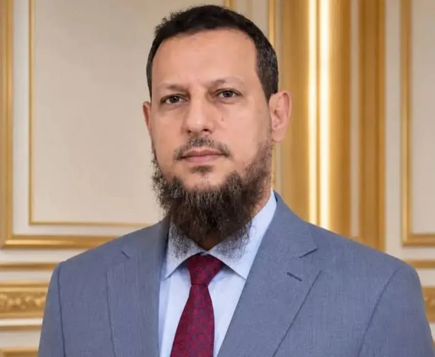 محافظ عدن يصدر قرارات جديدة بتكليف مسؤولين في المديريات والمكاتب التنفيذية