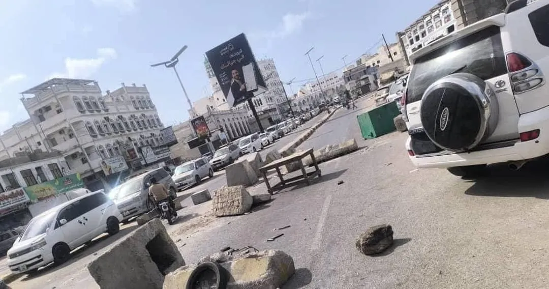 احتجاجات غاضبة في المكلا بسبب تدهور الخدمات وانقطاع الكهرباء