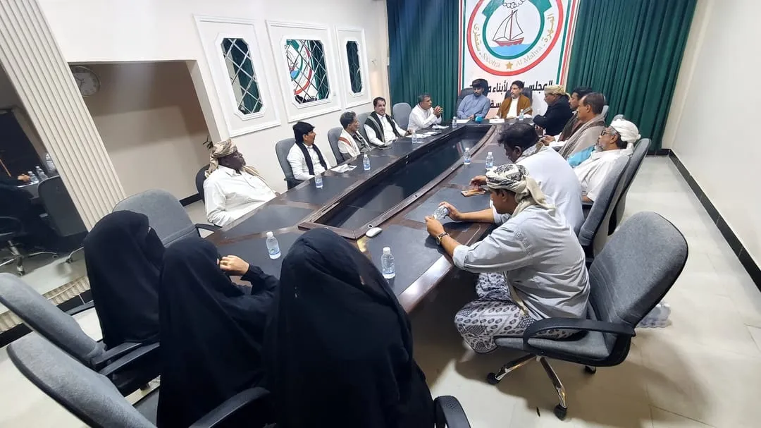 السلطان محمد آل عفرار يتعهد بدعم التعليم والتنمية في المهرة وسقطرى