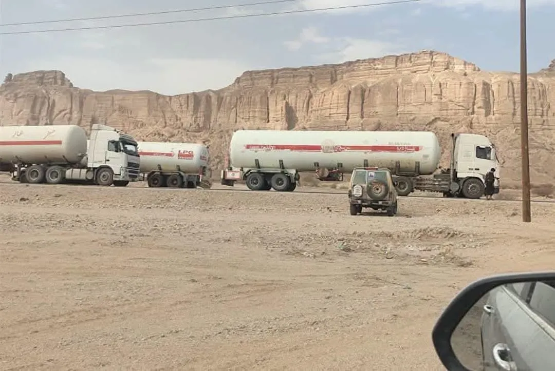 قطاع مسلح في عتق يوقف حركة ناقلات النفط والغاز وسط توتر مرتبط بملف تبادل الأسرى