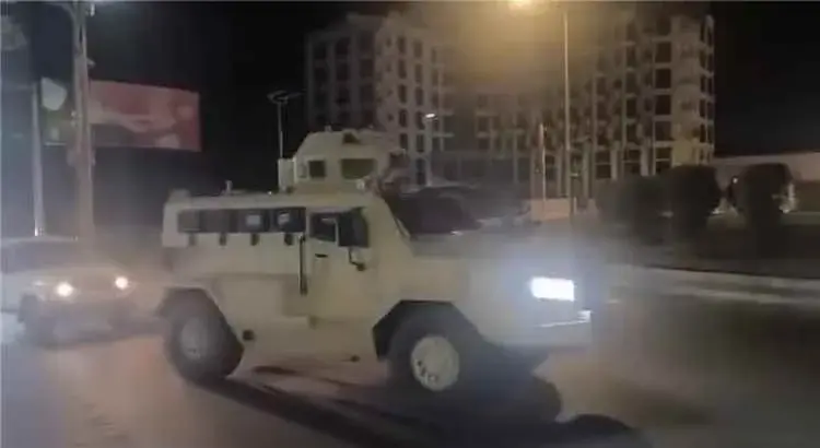 مجاميع مسلحة تابعة للانتقالي تحتشد في عدن.. والعمالقة ودرع الوطن تعززان حماية القصر والمطار