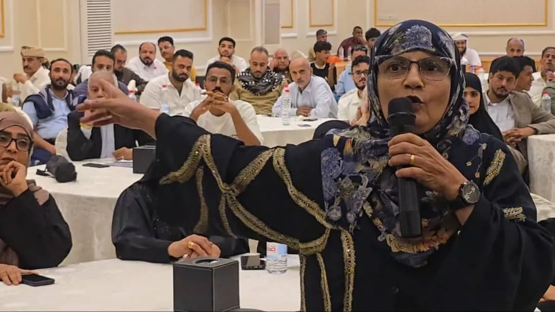 انتقادات حادة للحكومة خلال لقاء جمع وزير النقل بإعلاميين وأكاديميين في عدن