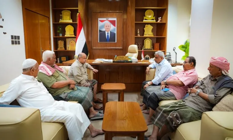 محافظ حضرموت يؤكد تحسن الكهرباء ويبحث مشاريع الطاقة الشمسية