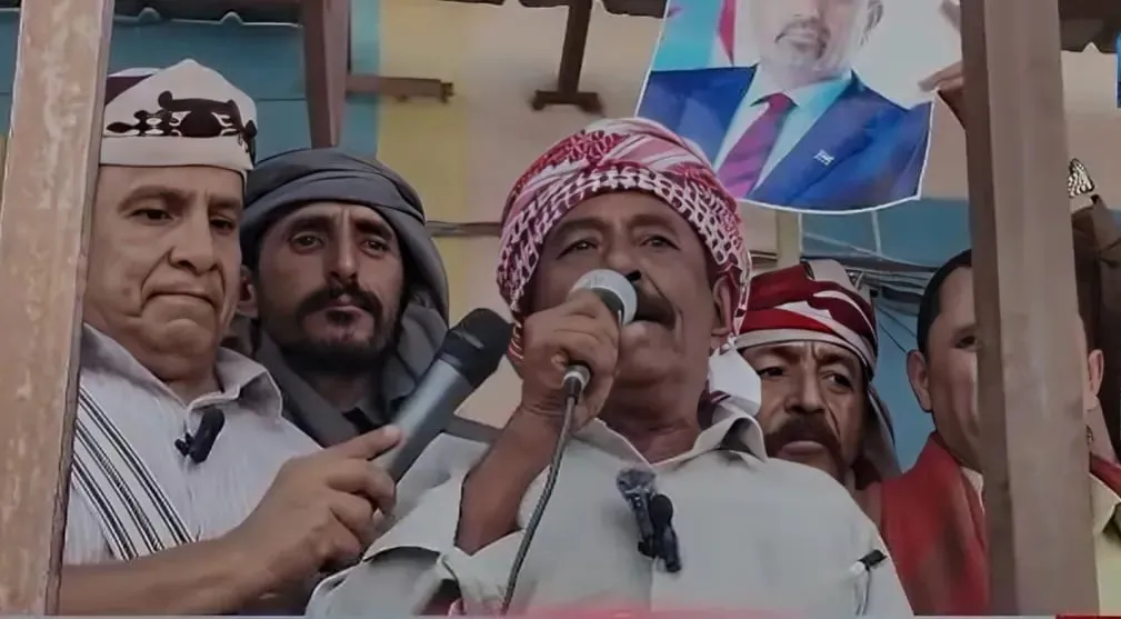 بدعم المحافظ ابن الوزير.. انتقالي شبوة يهاجم السعودية ويتهمها بدعم الإرهاب