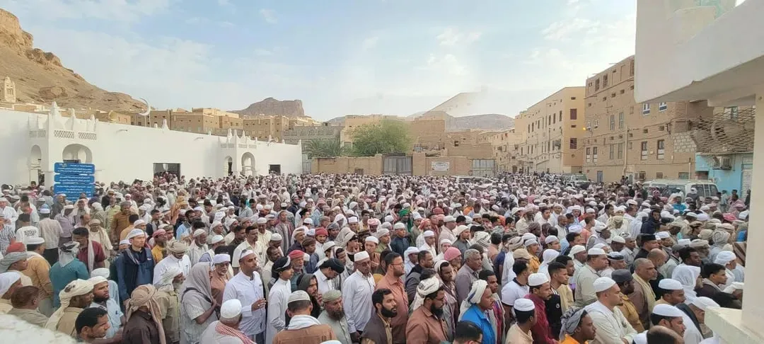 الآلاف يشيعون جثمان العلامة علي سالم باغيثان في حضرموت