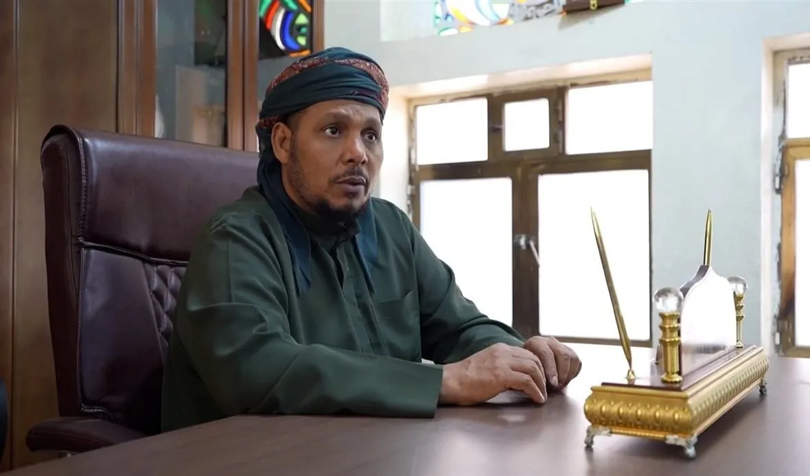 المحافظ الثقلي يتحدى الحكومة من وسط عدن: ويشكك في يمنية جزيرة سقطرى