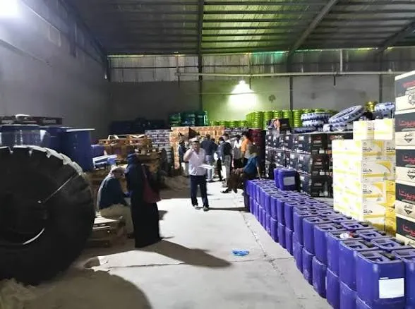 النيابة في لحج تحقق في قضية غش تجاري داخل مستودع يُشتبه بإعادة تعبئة منتجات بعلامات عالمية