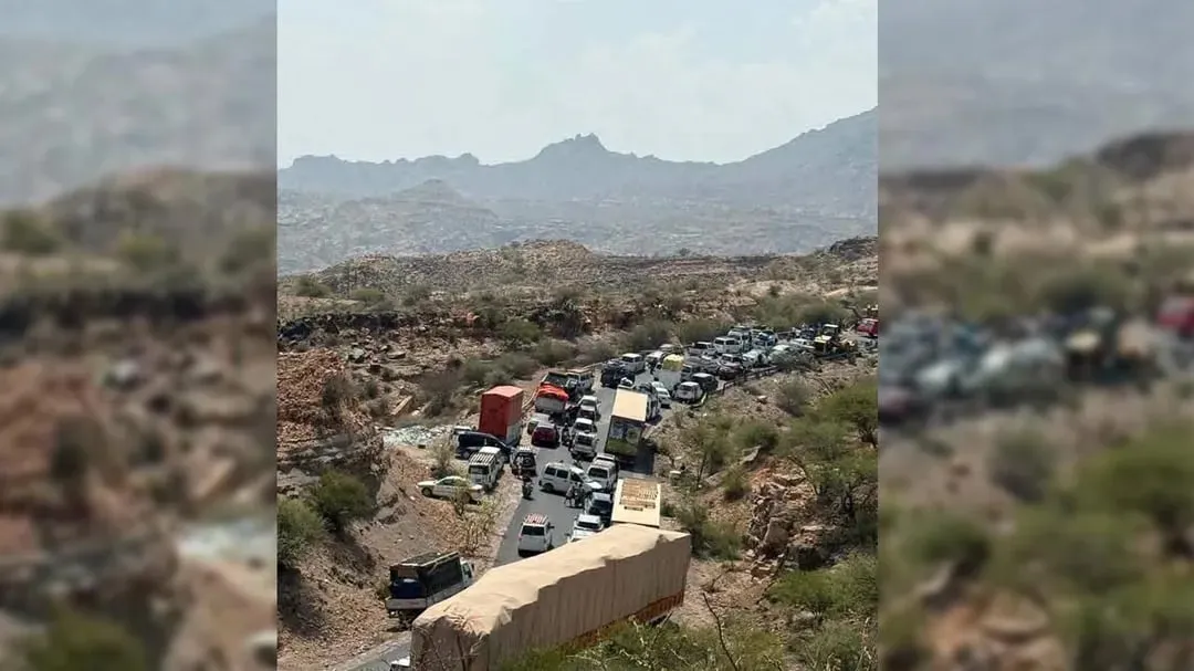 انقلاب شاحنة يغلق طريق صنعاء–عدن ويُبقي مئات المسافرين عالقين في نقيل الشيم تحت الأمطار