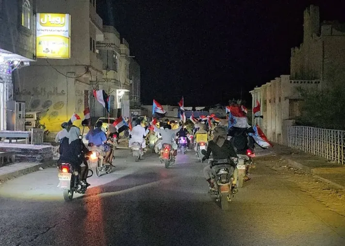 مصدر سياسي يتهم سلطة شبوة بدعم تحركات الانتقالي وتصعيد الخطاب ضد الرئاسي والتحالف