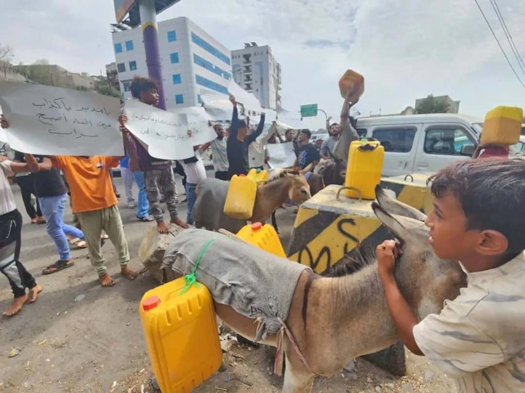 سكان شعب العيدروس بعدن ينظمون وقفة احتجاجية بسبب انقطاع المياه