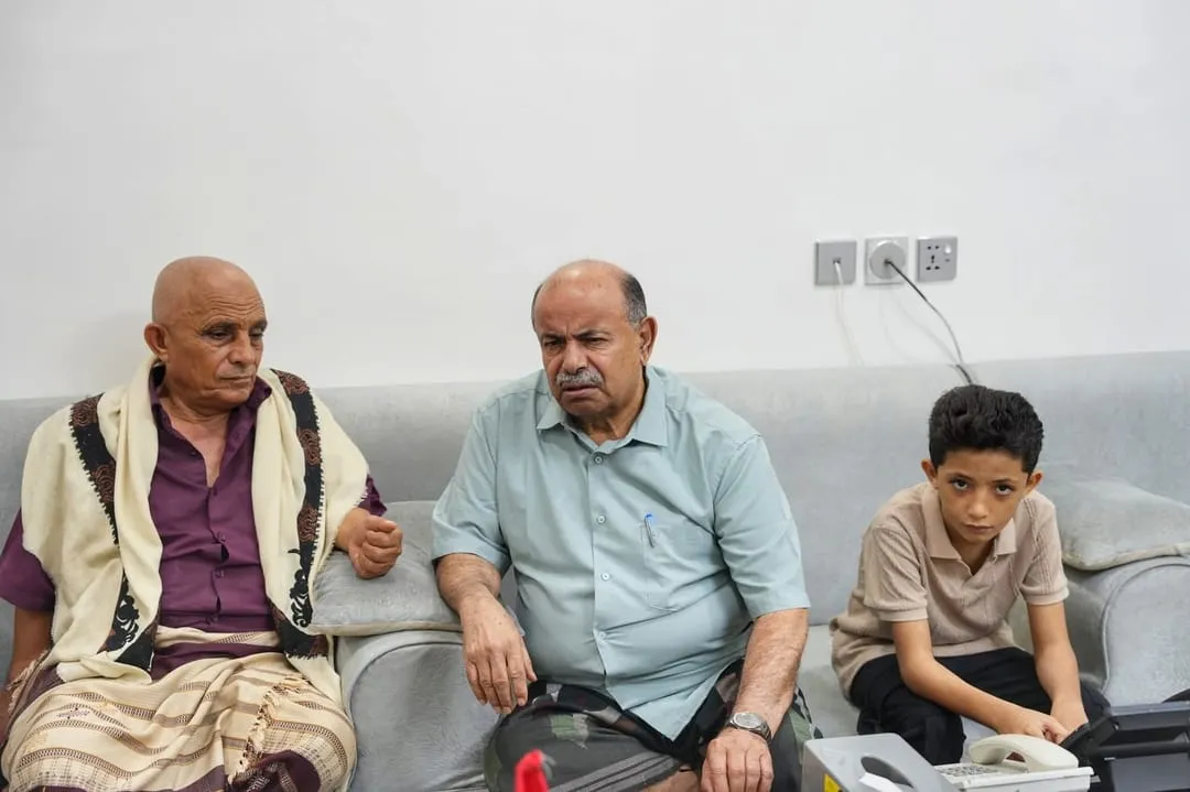 الخنبشي يلتقي أسرة الصحفي محمد عيضة ويؤكد على ملاحقة الجناة حتى تحقيق العدالة