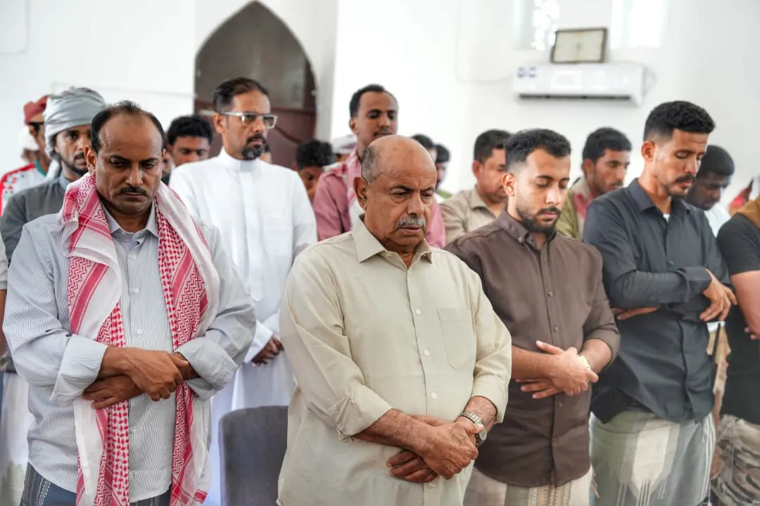 اليمنيون يودّعون الرئيس هادي بصلاة الغائب في عدد من المحافظات