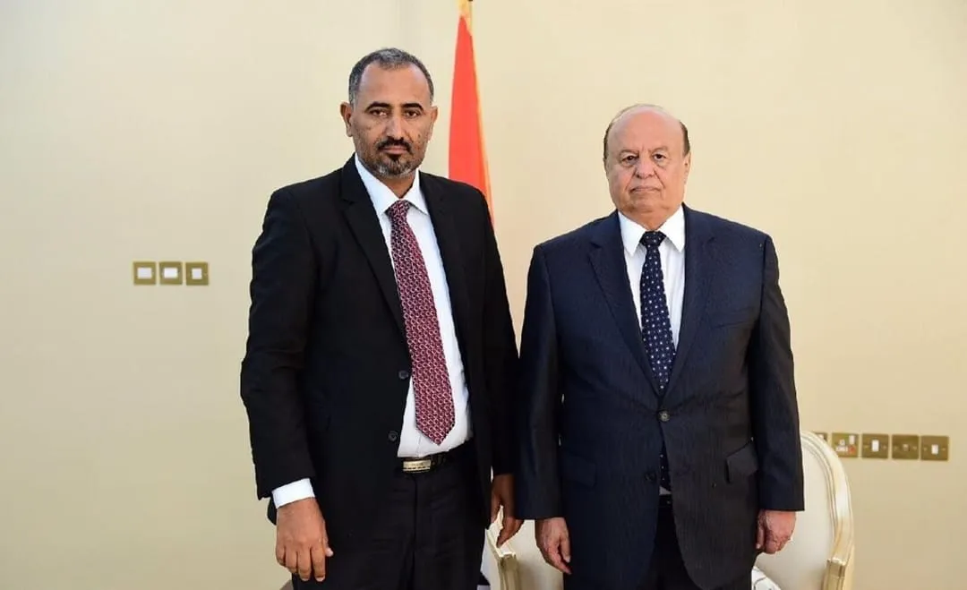 قيادات في الانتقالي تدعو عيدروس الزبيدي لـ«حفظ ماء وجهه» والاعتذار للرئيس هادي