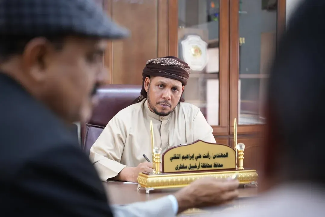 وسط مطالبات بإقالته ومحاكمته.. محافظ سقطرى يعود إلى المحافظة